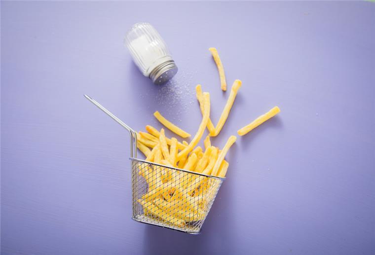 So gelingen die hausgemachten Pommes Pommes frites in einem Korb mit Salzstreuer