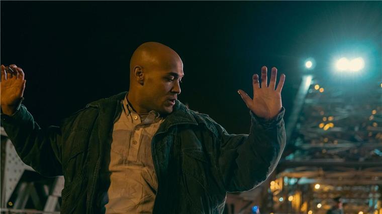 Sam (Malick Bauer) in einer Szene der Serie „Sam: Ein Sachse“. Die Serie auf Disney+ zählt zu den diesjährigen Gewinnern des Grimme-Preises.