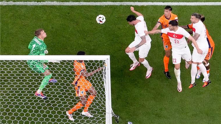 Oranje-Party in Berlin - Erdogan-Beistand hilft Türken nicht Samet Akaydin (3vl) sorgte per Kopfball zunächst für die Führung der Türkei.
