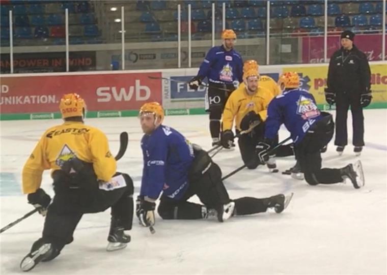 Sami Kaartinen (rechts) leitet das erste Training bei den Fischtown Pinguins.