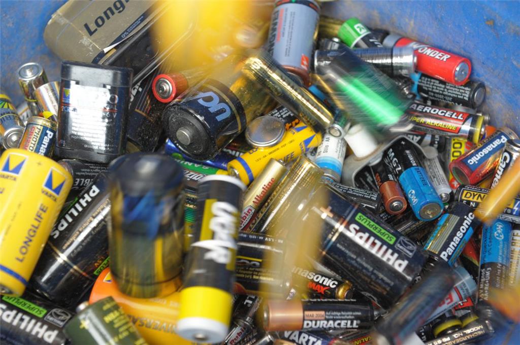 Sammelkiste für Batterien: Sie stehen gern hinter Supermarktkassen, die kleinen grünen Kisten für Gerätebatterien. Dahinter steckt die Stiftung Gemeinsames Rücknahmesystem Batterien, die mehrere Hersteller nach Inkrafttreten der Batterieverordnung gegründet haben. Das war 1998. Umweltministerin damals: Die heutige Kanzlerin Angela Merkel (CDU).