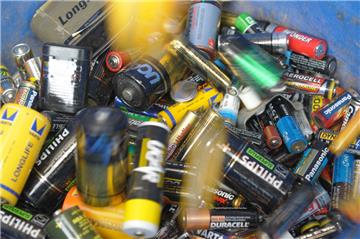 Sammelkiste für Batterien: Sie stehen gern hinter Supermarktkassen, die kleinen grünen Kisten für Gerätebatterien. Dahinter steckt die Stiftung Gemeinsames Rücknahmesystem Batterien, die mehrere Hersteller nach Inkrafttreten der Batterieverordnung gegründet haben. Das war 1998. Umweltministerin damals: Die heutige Kanzlerin Angela Merkel (CDU).