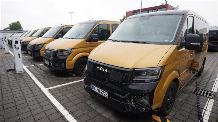 Sammeltaxis stehen auf dem Moia Hub.