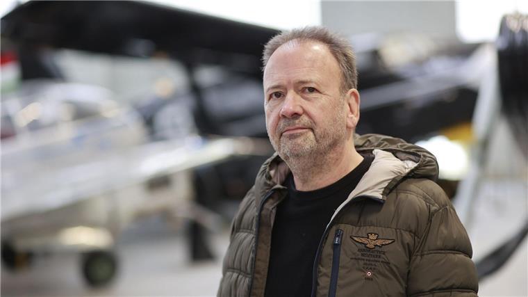 Luftfahrtmuseum erweitert Sammlung um Zeitzeugen-Nachlass Sammler Clemens Aulich steht in einer Ausstellungshalle seines Museums.