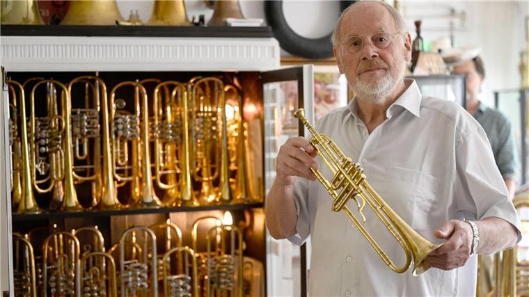 Sammler verschenkt 450 Blasinstrumente Sammler Günter Hett hat in der Nähe von Köln über Jahrzehnte hinweg eine immense Anzahl von Blasinstrumenten zusammengetragen - und verschenkt nun 450 davon.