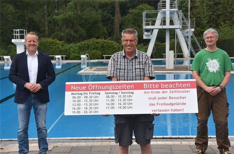 Sittensen: Baden im 5-Schicht-System Samtgemeindebürgermeister Jörn Keller, Schwimmmeister Udo Grönboldt und sein Kollege Björn Herold (von links) weisen auf die neuen Öffnungszeiten des Sittenser Freibades hin.