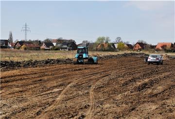 Sand von der Lidl-Baustelle wird derzeit auf einer Blühfläche in Ellwürden aufgefahren.