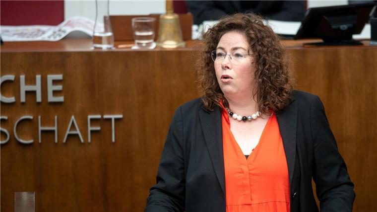 Nach Tod von Siebenjährigem: Abgeordnete reicht Anzeige ein Sandra Ahrens (CDU) spricht bei einer Sitzung der Bremischen Bürgerschaft.