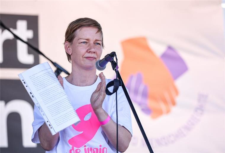 Sandra Hüller bei der Kundgebung „Hand in Hand für Demokratie und Menschenrechte“ gegen Rechtsextremismus in Leipzig.