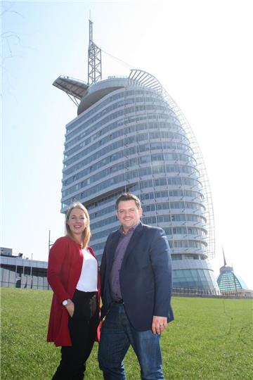 Sandra Tscharntke und Dennis Micknaß freuen sich, dass das Bremerhavener Hotel so beliebt ist. 