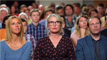 Sandrine Kiberlain (l-r) als Anne Poudoulec, Julie Delpy als Joelle Lesourd und Jean-Charles Clochet als Sebastien Lejeune in einer Szene des Films „Die Barbaren - Willkommen in der Bretagne“ (undatierte Filmszene). 