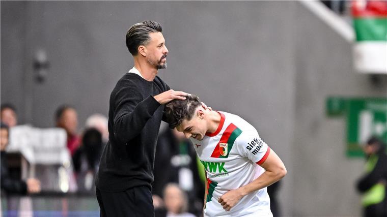 Wagner meistert erste Drucksituation in Augsburg Sandro Wagner tätschelt Mert Kömür, den besten Augsburger, nach dessen 2:0.