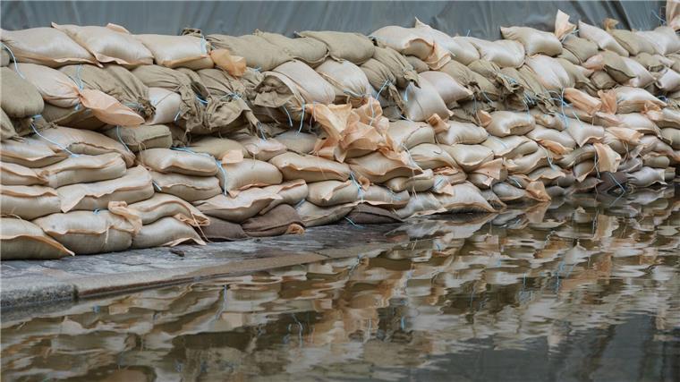 Zehn Jahre nach Elbehochwasser: Neue Deiche weiter Thema Sandsäcke liegen vor den Häusern in der überfluteten Unterstadt.