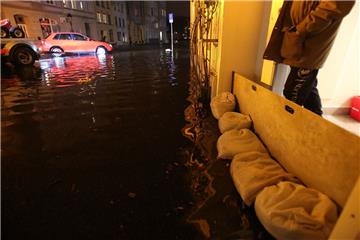 Sandsäcke sollten vor den Fluten schützen. Doch die Wasserstände gingen in der N...