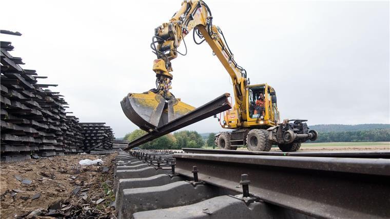 Sanierung einer ICE-Trasse: Die Bahn will einige Projekte jetzt nach hinten schieben. (Archivbild)