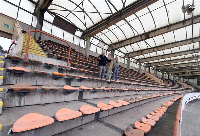 Nordseestadion: Sanierung verzögert sich Sanierungsbedürftig: Nicht nur das Dach des Nordseestadions muss erneuert und ausgebessert werden. Die Arbeiten hätten im Frühjahr 2021 beginnen sollen. Doch der Beginn der Baumaßnahmen verzögert sich um ein paar Monate.