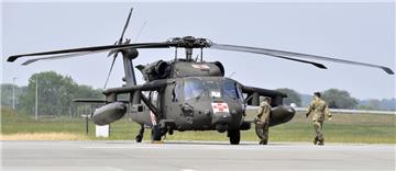 SAR-Tag auf dem Nordholzer Fliegerhorst: Auch die US-Amerikaner waren mit ihrem Black Hawk vor Ort. - Foto Scheschonka
