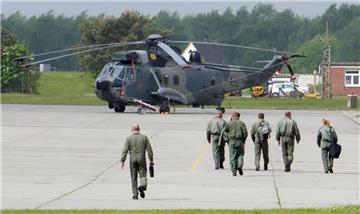 SAR-Tag auf dem Nordholzer Fliegerhorst: Besatzungen der Such- und Rettungsdienste (SAR = Search and Rescue) auf dem Marinefliegerstützpunkt Nordholz. - Foto Scheschonka