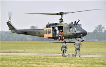 SAR-Tag auf dem Nordholzer Fliegerhorst: Der Bell UH1D - im Volksmund Teppichklopfer genannt - überzeugte mit Geschicklichkeit. - Foto Scheschonka
