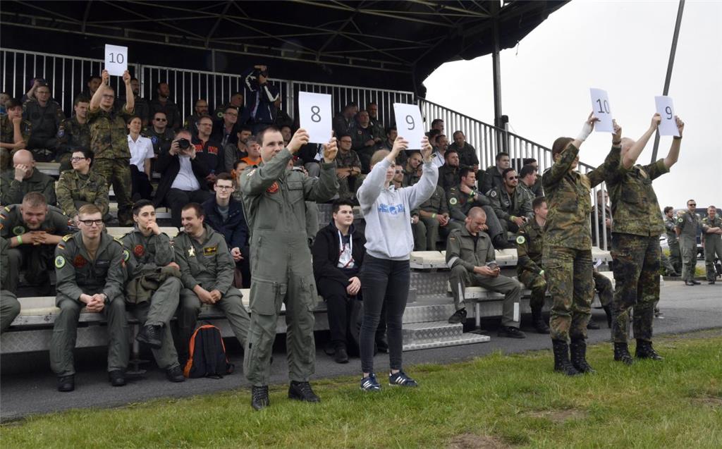 SAR-Tag auf dem Nordholzer Fliegerhorst: Die Gesangseinlagen der Besatzungen sorgte für Begeisterung bei der Jury. - Foto Scheschonka