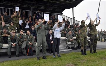 SAR-Tag auf dem Nordholzer Fliegerhorst: Die Gesangseinlagen der Besatzungen sorgte für Begeisterung bei der Jury. - Foto Scheschonka