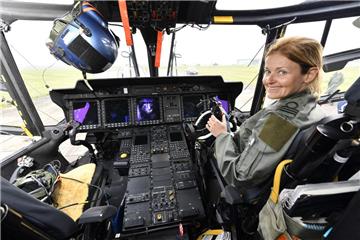 SAR-Tag auf dem Nordholzer Fliegerhorst: Valerie Verkeyn im Cockpit einer belgischen NH-90 Caiman. - Foto Scheschonka