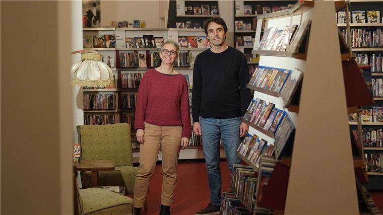 Sara Binay und Stan-Oliver Schoch, Mitarbeiter des Filmkunstvereins Format, stehen in der Videothek in Halle.