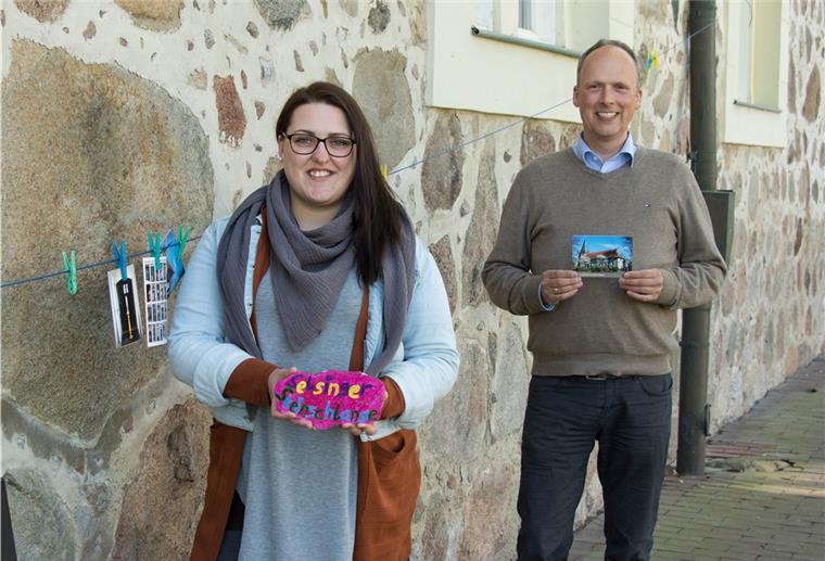 Steine schlängeln sich um die Selsinger Kirche Sarah Narawitz hat den bunten Steinspaß in Selsingen initiiert. Heute wird sie zusammen mit Pastor Markus Stamme eine zusätzliche Aktion starten: Rund um die Selsinger Kirche soll eine Steinschlange entstehen.