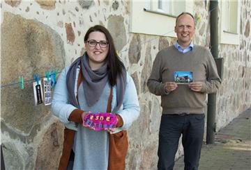 Sarah Narawitz hat den bunten Steinspaß in Selsingen initiiert. Heute wird sie zusammen mit Pastor Markus Stamme eine zusätzliche Aktion starten: Rund um die Selsinger Kirche soll eine Steinschlange entstehen.