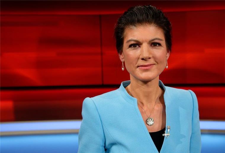 Frau strickt Socken für Sahra Wagenknecht - in Rotorange Sarah Wagenknecht ist bekannt für ihre besonderen Kostüme. Aber sie kann sich auch über selbstgestrickte Socken freuen. (Archivbild)