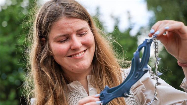Sarah Winkelmann, Expeditionsabenteurerin aus Bremen, hält in ihrem Garten Spikes in den Händen.