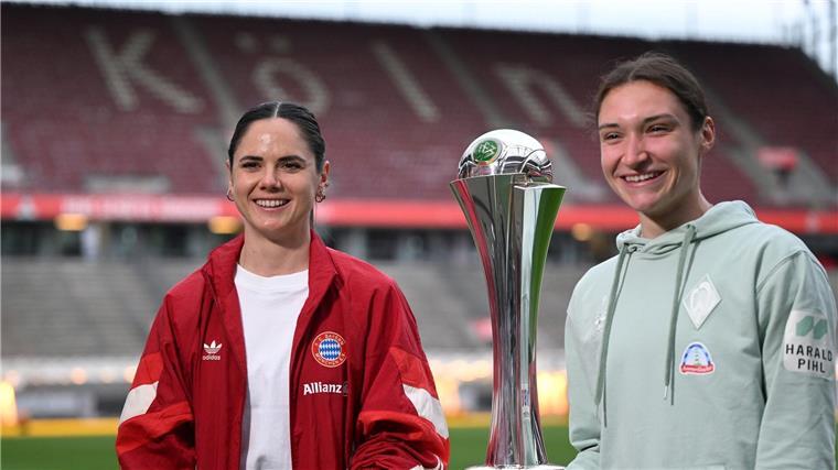 Sarah Zadrazil (l.) vom FC Bayern und Sophie Weidauer (r.) von Werder Bremen posieren mit dem DFB-Pokal. Die beiden Teams spielen am Donnerstag um den Tital. 