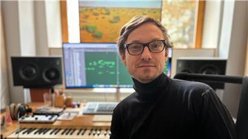 Sascha Blank in seinem Studio. Er erhält mit dem Dokumentarfilm „Wings of Dust“, für den er die Filmmusik geschrieben hat, den renommierten Student Academy Award.
