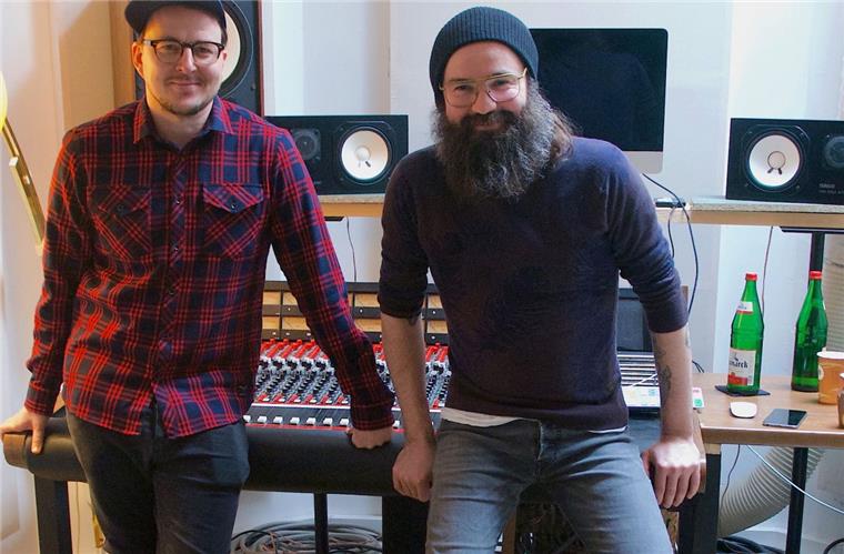 "Rock den Lukas": Tarmstedter Festivalfans hoffen auf ganz großen Hit von Jupiter Jones Sascha Eigner (rechts) und Andreas Becker, die Hälfte von Jupiter Jones, in ihrem Hamburger Studio. Am Sonnabend gibt‘s die ganze Band in Tarmstedt zu hören und zu sehen.