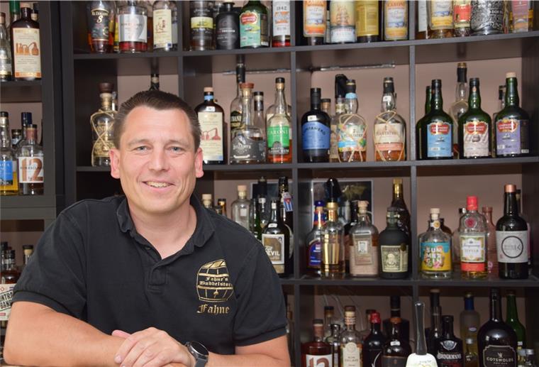 Das Rum-Paradies in Nordenham Sascha Fähnders ist Inhaber von „Fahnes Buddelstore“. Er besitzt über 350 Flaschen, die in seinem kleinen Laden erhältlich sind.