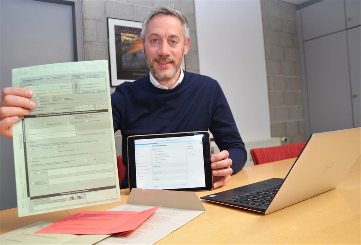 Bremerhavener Firma entwickelt digitalen Totenschein Sascha Glaß zeigt im Vergleich den Totenschein in Papierform und digital auf dem iPad.