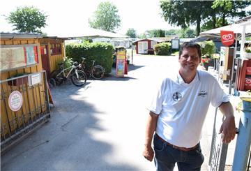 Sascha Schieffer am Eingang des Nordenhamer Campingplatzes. Seine Frau und er haben dafür gesorgt, dass dieser Bereich zum Treff- und Mittelpunkt des 22 Hektar großen Geländes geworden ist.