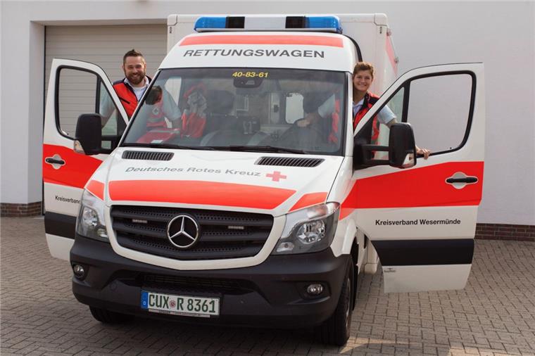 DRK bildet erstmals Notfallsanitäterin im Cuxland aus Saskia Staffeldt (rechts) hat in den letzten drei Jahren im Rettungsdienst einiges erlebt. Viel Leid. Aber auch viel Freude. Ausbildungsleiter Florian Kaste (links) hat sie auf dem Weg zur Notfallsanitäterin unterstützt.