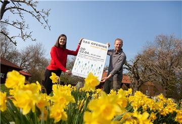 Saskia Stöwing und Gerke Rademacher präsentieren ein Plakat mit der Auftaktveranstaltung von „Zukunft ahoi“.