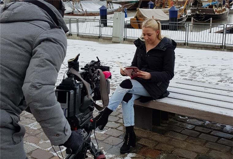 Bremerhavener Jung-Autorin im Fernsehen Sat-1-Kameramann Florian Fromm filmt die Autorin in der Bremerhavener Fußgängerzone, am Deich und im Neuen Hafen.