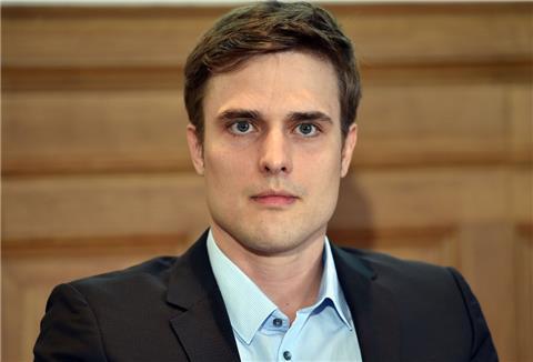  Constantin Schreiber blickt in die Kamera.