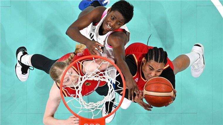 Die wundersame Reise der deutschen Basketballerinnen Satou Sabally (r.) und die deutschen Basketballerinnen haben bei Olympia auch ihr zweites Spiel gewonnen.