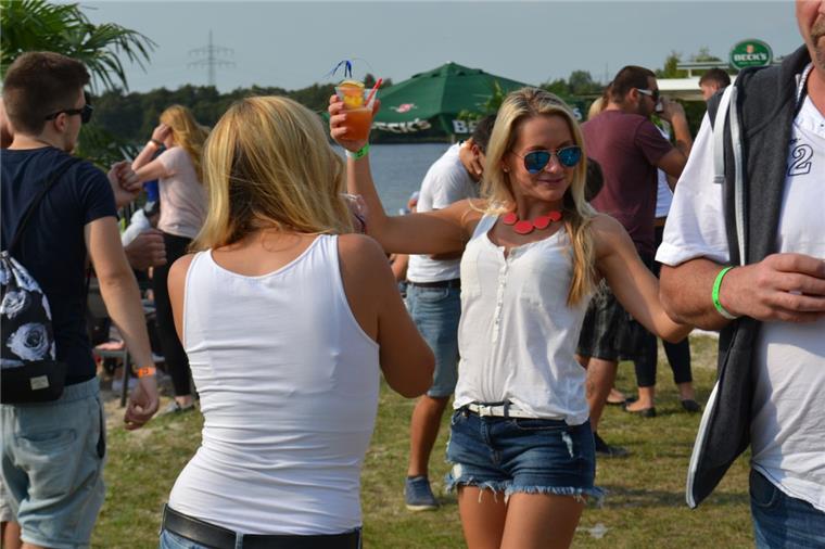 Sommerparty unter Palmen am Spadener See Saturday Day Fever: Julia Klein und ihre Freundin Lisa Rennburg (mit dem Rücken zur Kamera) tanzen, was das Zeug hält.