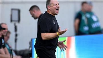 Sauer nach dem 1:1: Fürths Trainer Zorniger zählte seinen Torwart an.