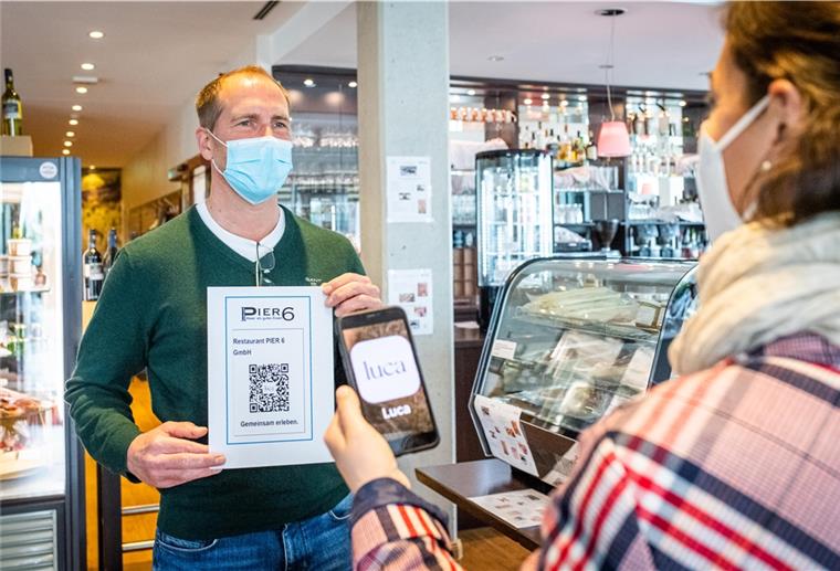 Warum wir die Luca-App bald brauchen Scarlett Gütschow und Steffen Heumann demonstrieren die Funktionsweise der Luca-App zur Kontaktpersonen-Nachverfolgung im Restaurant.