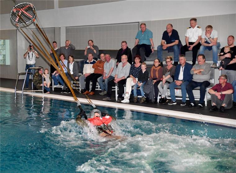 Bremerhaven: 50 Jahre "Überleben auf See" an der MOS Schafft es der Soldat nicht, sich von seinem Fallschirm zu lösen, wird er erst einmal übers Wasser gejagt.