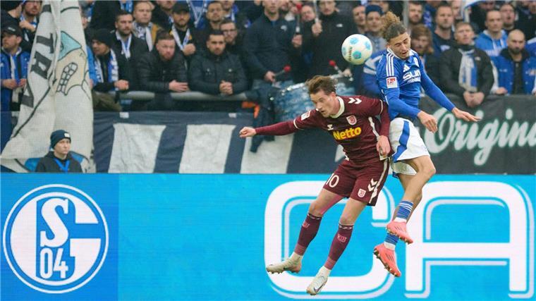 Erster Sieg unter van Wonderen: Schalke schlägt Regensburg Schalke kämpft sich aus der Abstiegsregion