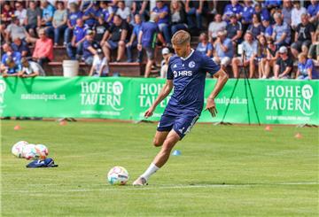 Schalke-Stürmer Simon Terodde ist moderne Kabinen mit höchstem Standard gewohnt. In Oldenburg beim Pokalspiel gegen den Bremer SV wird es für ihn und seine Teamkameraden nicht einmal warmes Wasser geben.