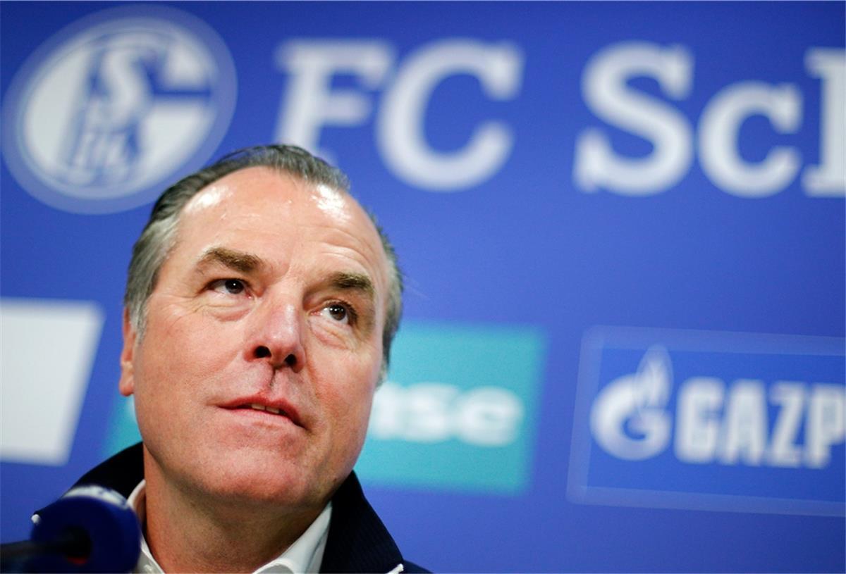 Schalkes Aufsichtsratsvorsitzender Clemens Tönnies blickt bei einer Pressekonferenz in die Runde.