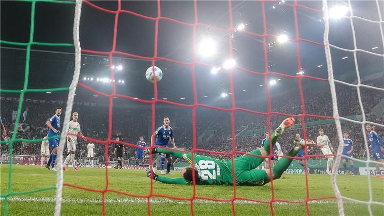 FC Augsburg bezwingt Schalke - Claude-Maurice und zwei Joker Schalkes Torwart Justin Heekeren hat Pech mit dem Untergrund.